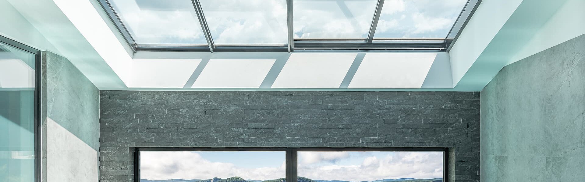 Axaar Dachflächenfenster über Indoor-Pool für angenehmes Tageslicht
